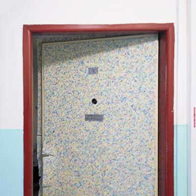 Vstupní dveře olepené molitanem