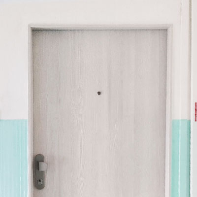 Nové vstupní dveře po zapravení omítky na schodišti