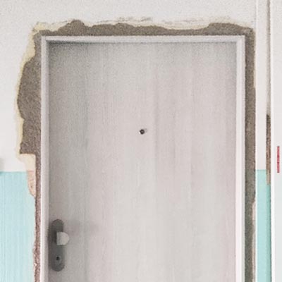 Rozbombené vstupní dveře po výměně